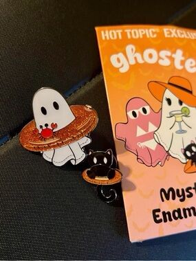 GHOSTEES Summer floatie cat blind box pin CHASE